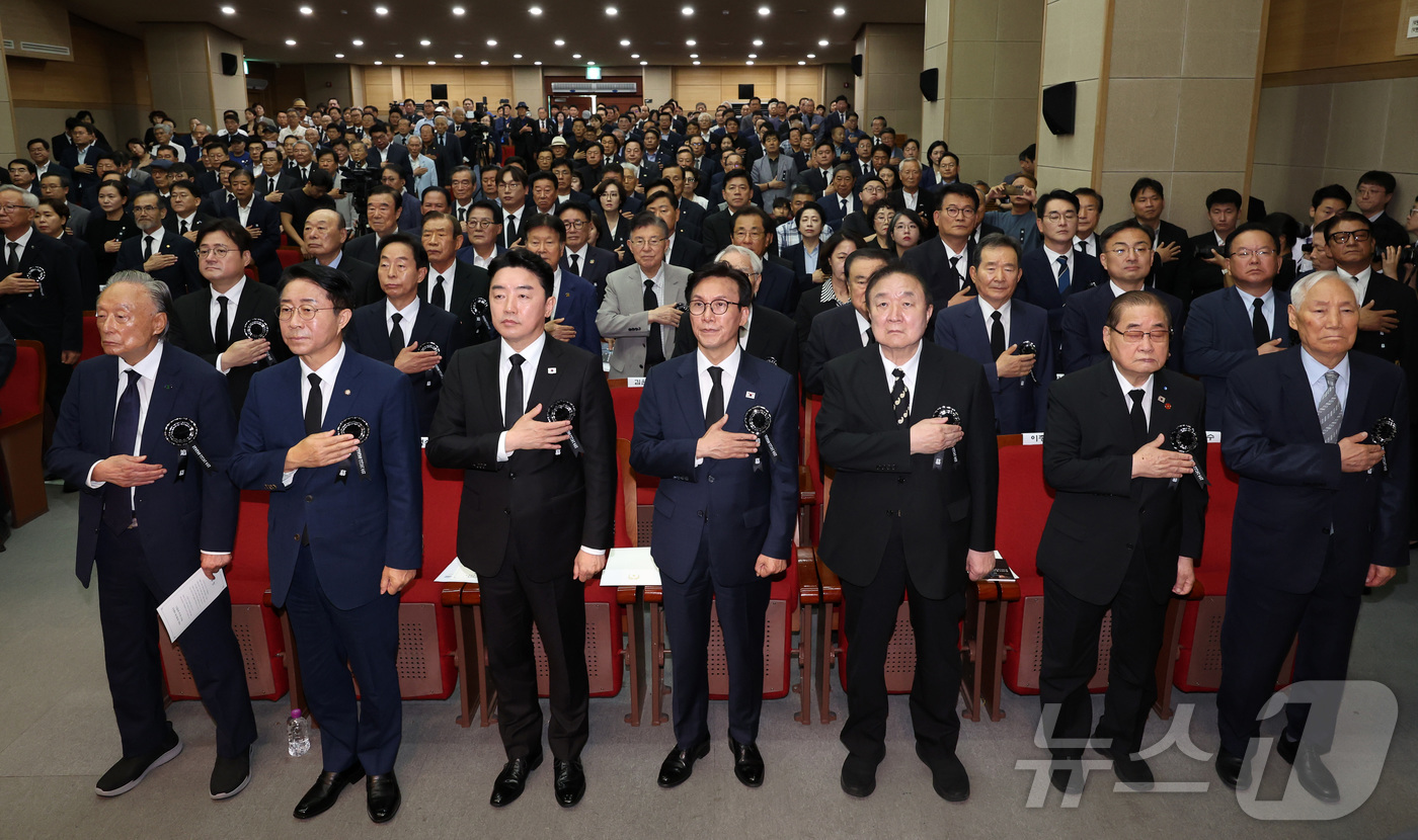 (서울=뉴스1) 황기선 기자 = 권노갑(왼쪽부터) 김대중재단 이사장, 조정식 국회의장, 강훈식 대통령비서실장, 김민석 더불어민주당 대표, 정대철 헌정회장, 이종찬 광복회장, 김석수 …