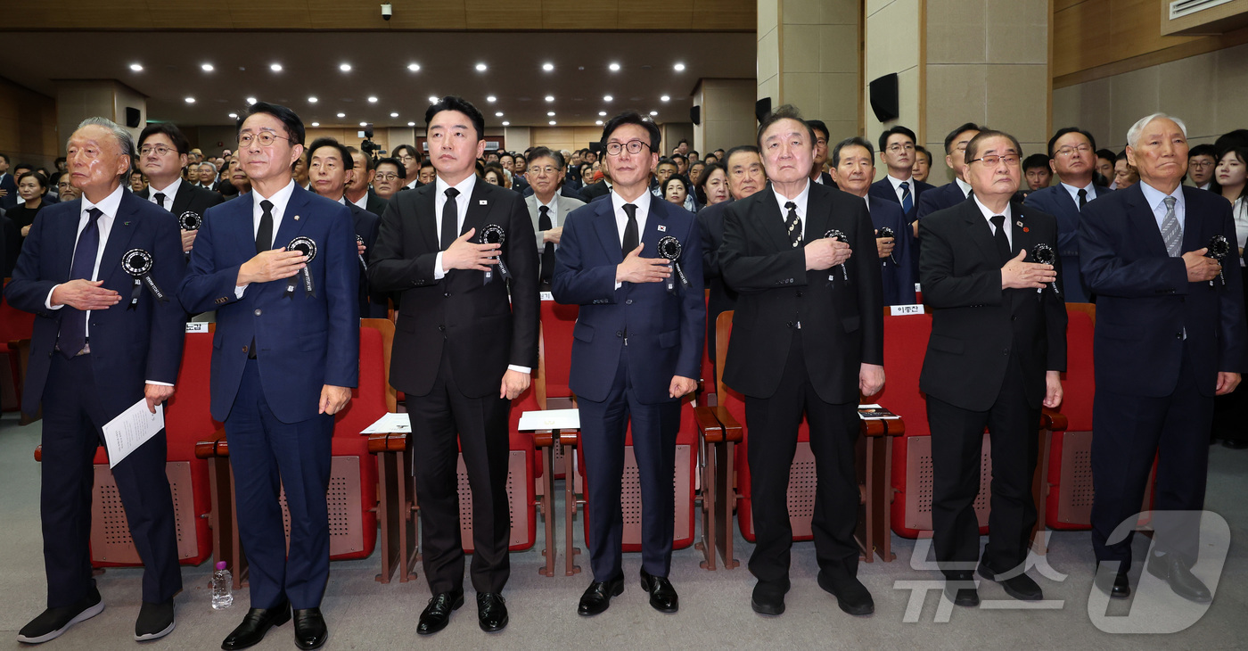 (서울=뉴스1) 황기선 기자 = 권노갑(왼쪽부터) 김대중재단 이사장, 조정식 국회의장, 강훈식 대통령비서실장, 김민석 더불어민주당 대표, 정대철 헌정회장, 이종찬 광복회장, 김석수 …