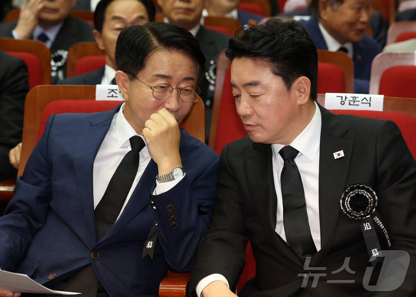 (서울=뉴스1) 황기선 기자 = 조정식 국회의장과 강훈식 대통령비서실장이 18일 오전 서울 동작구 국립서울현충원 현충관에서 열린 김대중 대통령 서거 17주기 추모식에 참석해 대화를 …