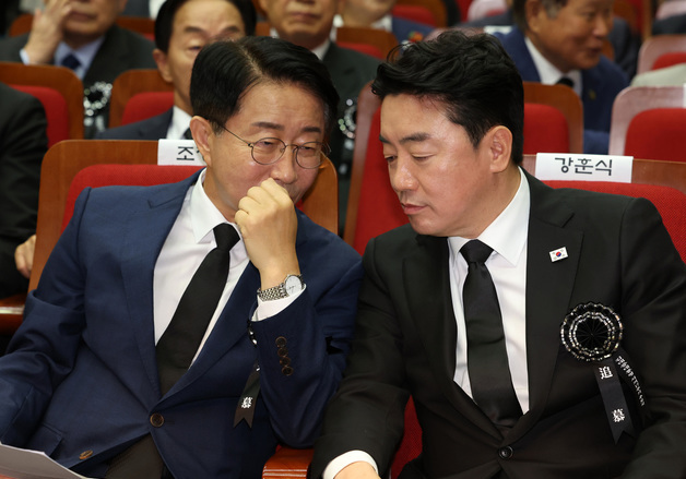 대화 나누는 조정식·강훈식