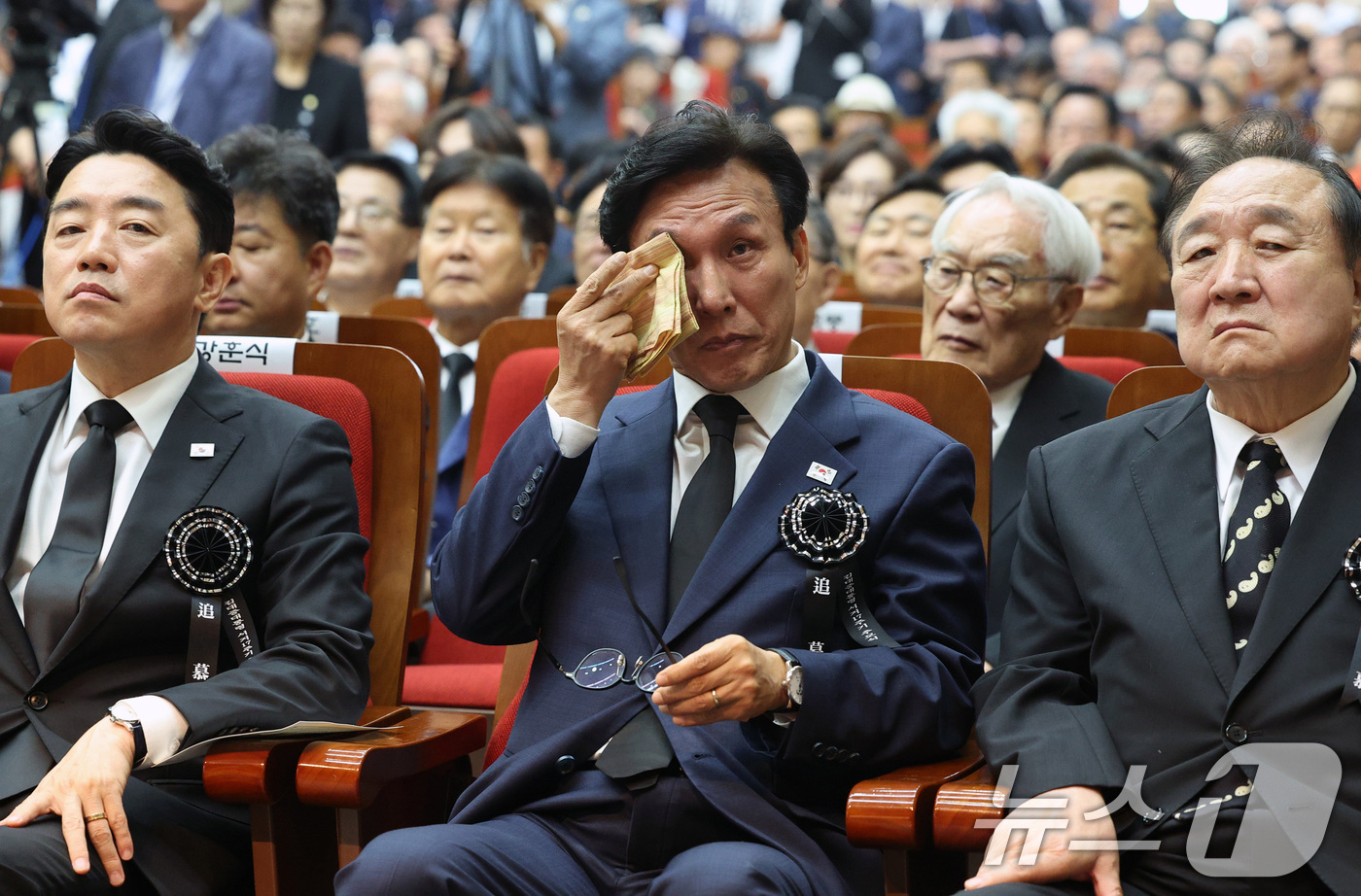 (서울=뉴스1) 황기선 기자 = 김민석 더불어민주당 대표가 18일 서울 동작구 국립서울현충원 현충관에서 열린 김대중 대통령 서거 17주기 추모식에서 눈물을 훔치고 있다. (공동취재 …