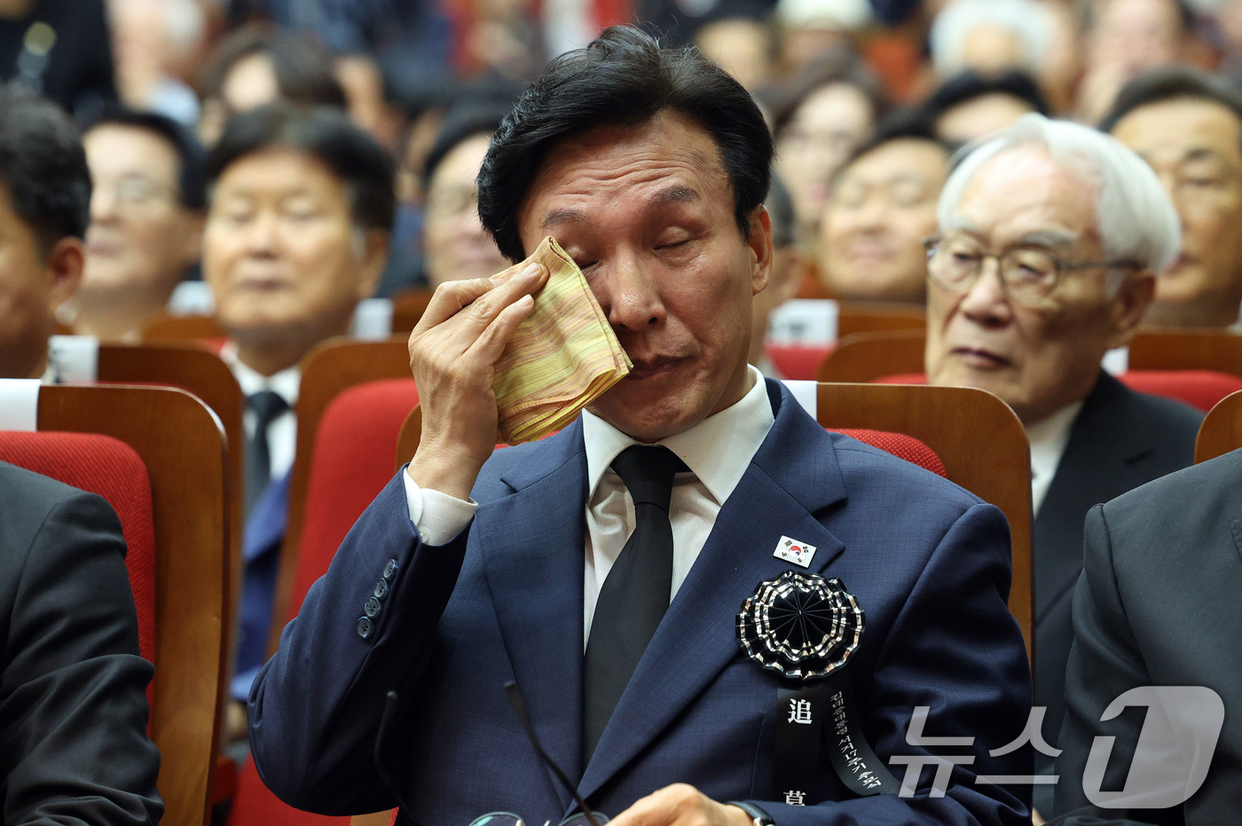 (서울=뉴스1) 황기선 기자 = 김민석 더불어민주당 대표가 18일 서울 동작구 국립서울현충원 현충관에서 열린 김대중 대통령 서거 17주기 추모식에서 눈물을 훔치고 있다. (공동취재 …