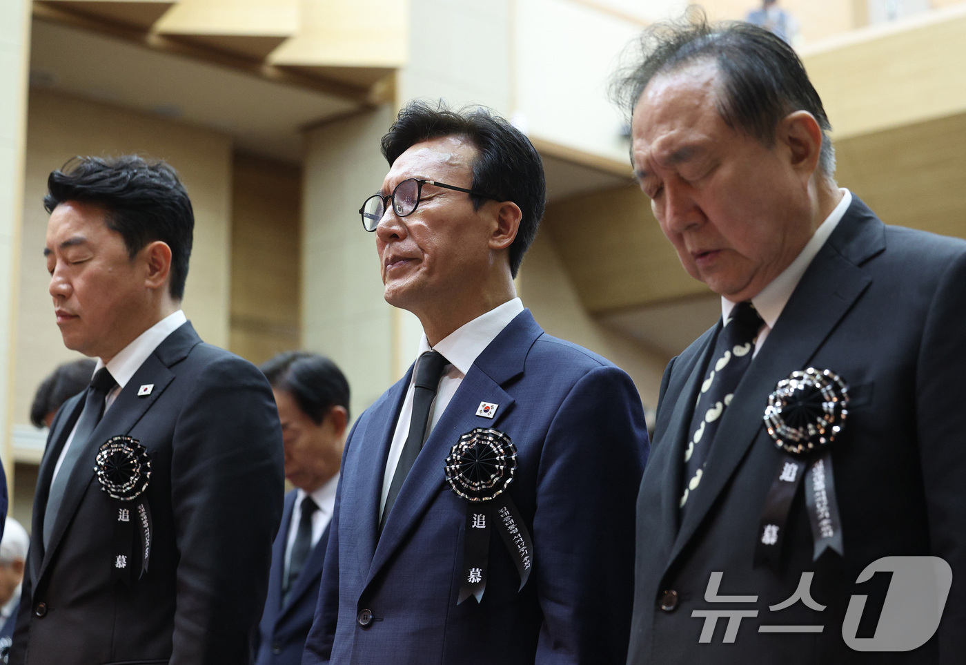 (서울=뉴스1) 황기선 기자 = 김민석 더불어민주당 대표와 강훈식 비서실장 등이 18일 서울 동작구 국립서울현충원 현충관에서 열린 김대중 대통령 서거 17주기 추모식에서 묵념을 하 …