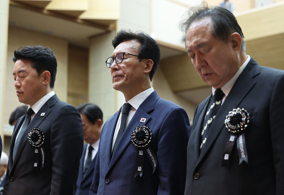 김민석, 현충원·DJ추모식 뒤 김구 묘역 참배…"민주지사 뿌리"