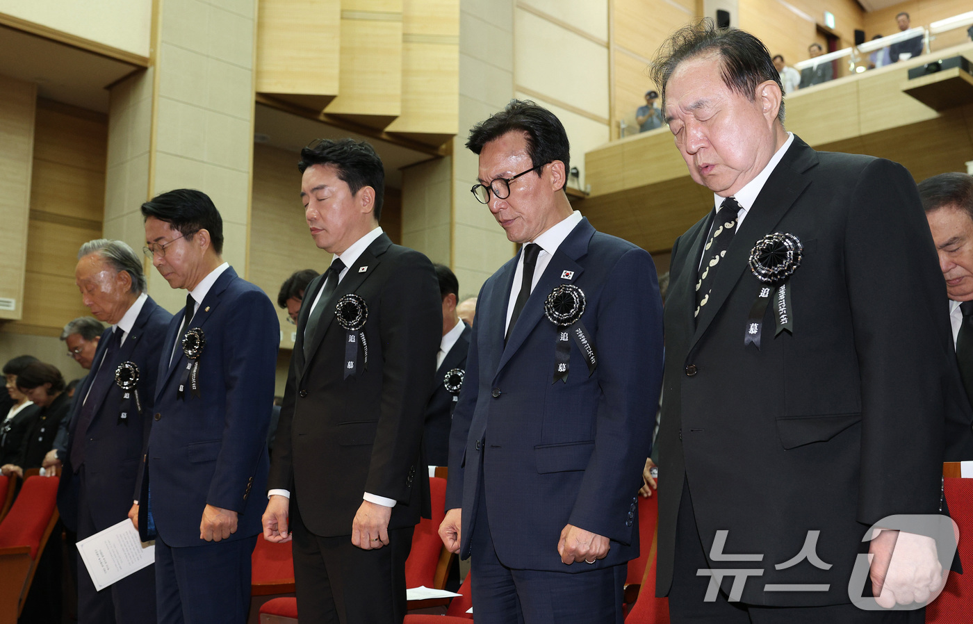 (서울=뉴스1) 황기선 기자 = 김민석 더불어민주당 대표와 조정식 국회의장, 강훈식 대통령 비서실장 등이 18일 서울 동작구 국립서울현충원 현충관에서 열린 김대중 대통령 서거 17 …