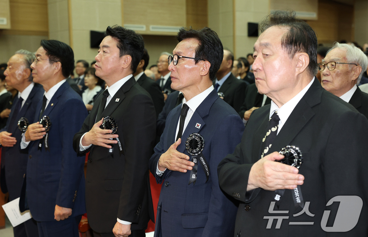(서울=뉴스1) 황기선 기자 = 김민석 더불어민주당 대표와 조정식 국회의장, 강훈식 청와대 비서실장 등이 18일 서울 동작구 국립서울현충원 현충관에서 열린 김대중 대통령 서거 17 …