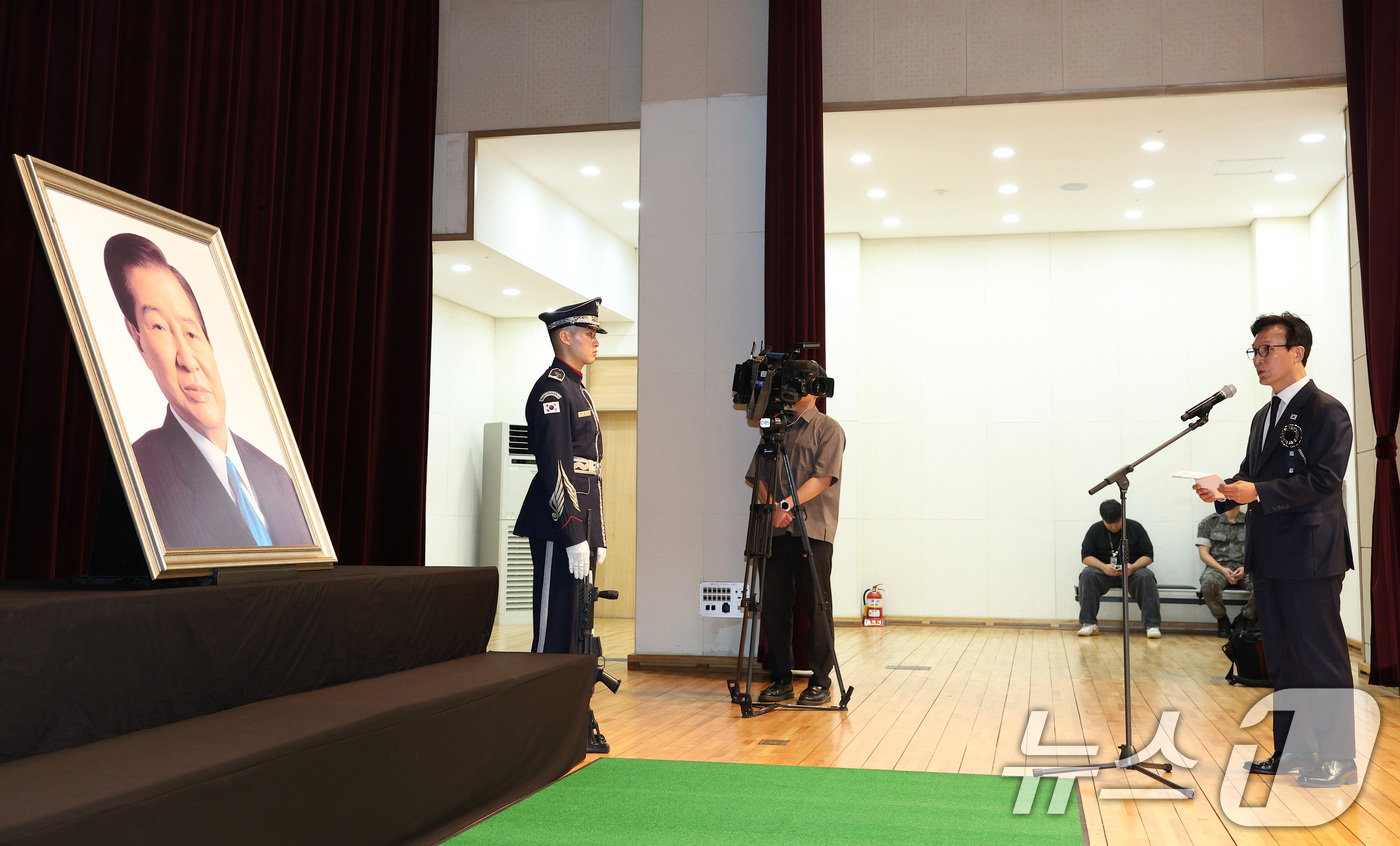 (서울=뉴스1) 황기선 기자 = 김민석 더불어민주당 대표가 18일 서울 동작구 국립서울현충원 현충관에서 열린 김대중 대통령 서거 17주기 추모식에서 추모사를 하고 있다. (공동취재 …