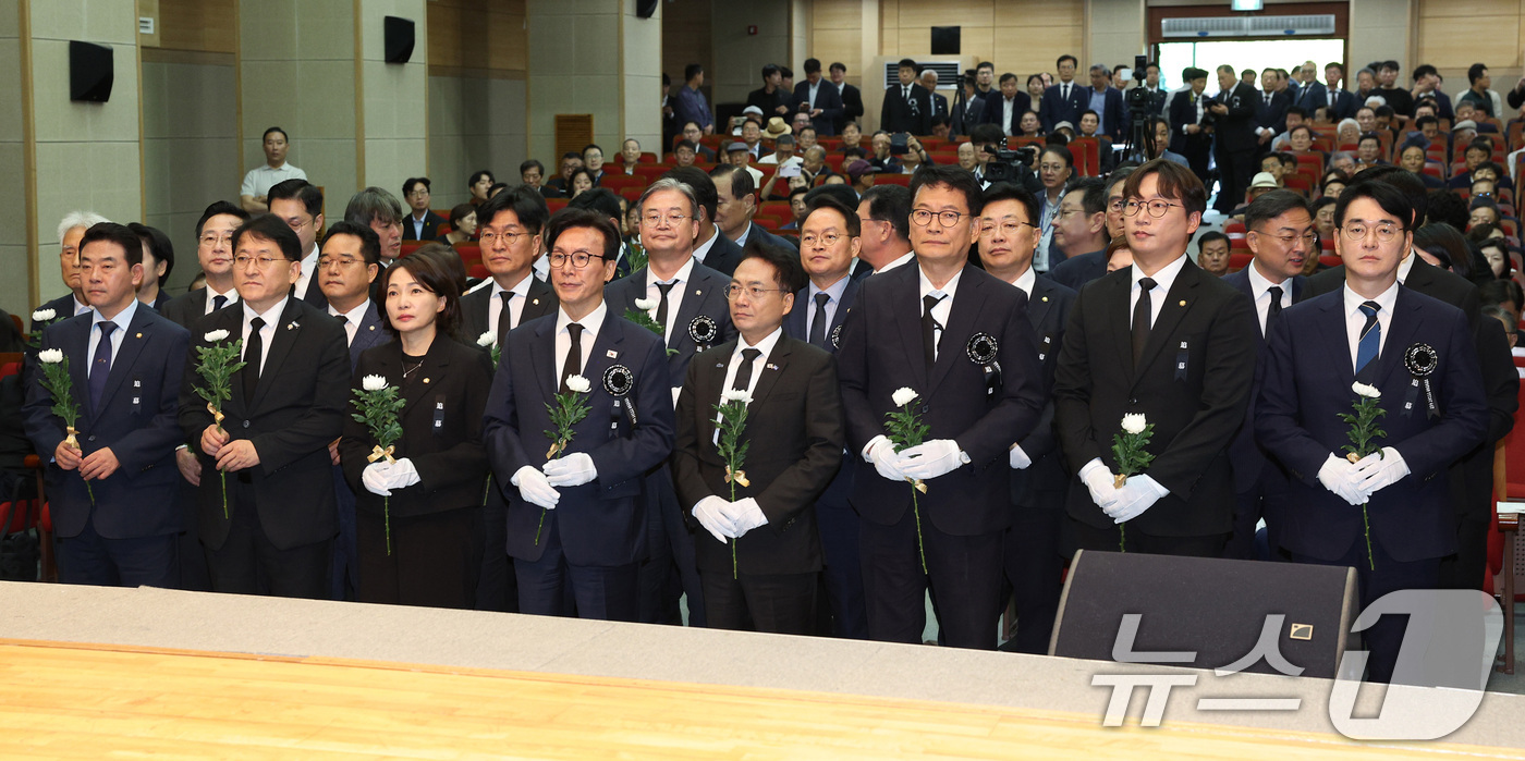(서울=뉴스1) 황기선 기자 = 김민석 더불어민주당 대표 등 여당 의원들이 18일 서울 동작구 국립서울현충원 현충관에서 열린 김대중 대통령 서거 17주기 추모식에서 헌화를 하기 위 …