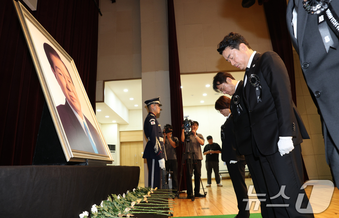 (서울=뉴스1) 황기선 기자 = 강훈식 청와대 비서실장과 홍익표 정무수석이 18일 서울 동작구 국립서울현충원 현충관에서 열린 김대중 대통령 서거 17주기 추모식에서 묵념을 하고 있 …