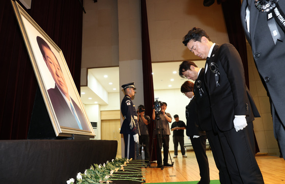 DJ 추모식 묵념하는 강훈식 비서실장