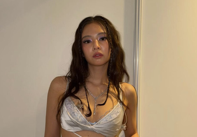 블랙핑크 제니, 日 페스티벌서 음향·의상 사고…결국 눈물까지