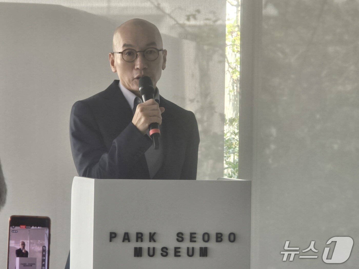 본문 이미지 - 18일 박승호 박서보재단 이사장이 미술관 설립 취지를 설명하고 있다. 2026.08.8.ⓒ 뉴스1 뉴스1 김정한 기자