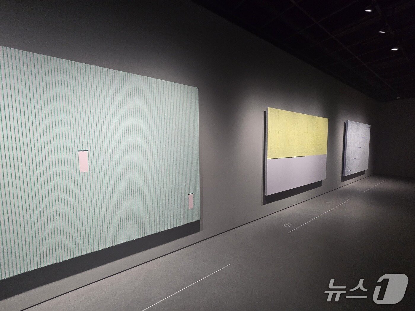 본문 이미지 - '박서보와 흐엉 도딘: 비움 그 충만'전 전시전경. 박서의 작품. 2026.08.8.ⓒ 뉴스1 뉴스1 김정한 기자