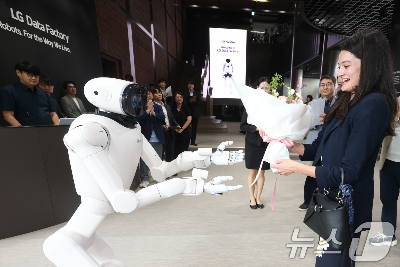 (서울=뉴스1) = 젠슨 황 엔비디아 최고경영자(CEO)의 장녀인 매디슨 황 엔비디아 수석이사가 18일 서울 서초구 LG 데이터팩토리를 방문, 'LG 클로이드(CLOiD)' 로봇으 …