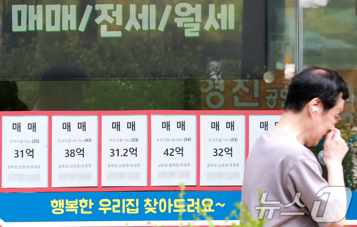 본문 이미지 -  서울 시내의 한 공인중개업소. 2026.8.18 ⓒ 뉴스1 이호윤 기자