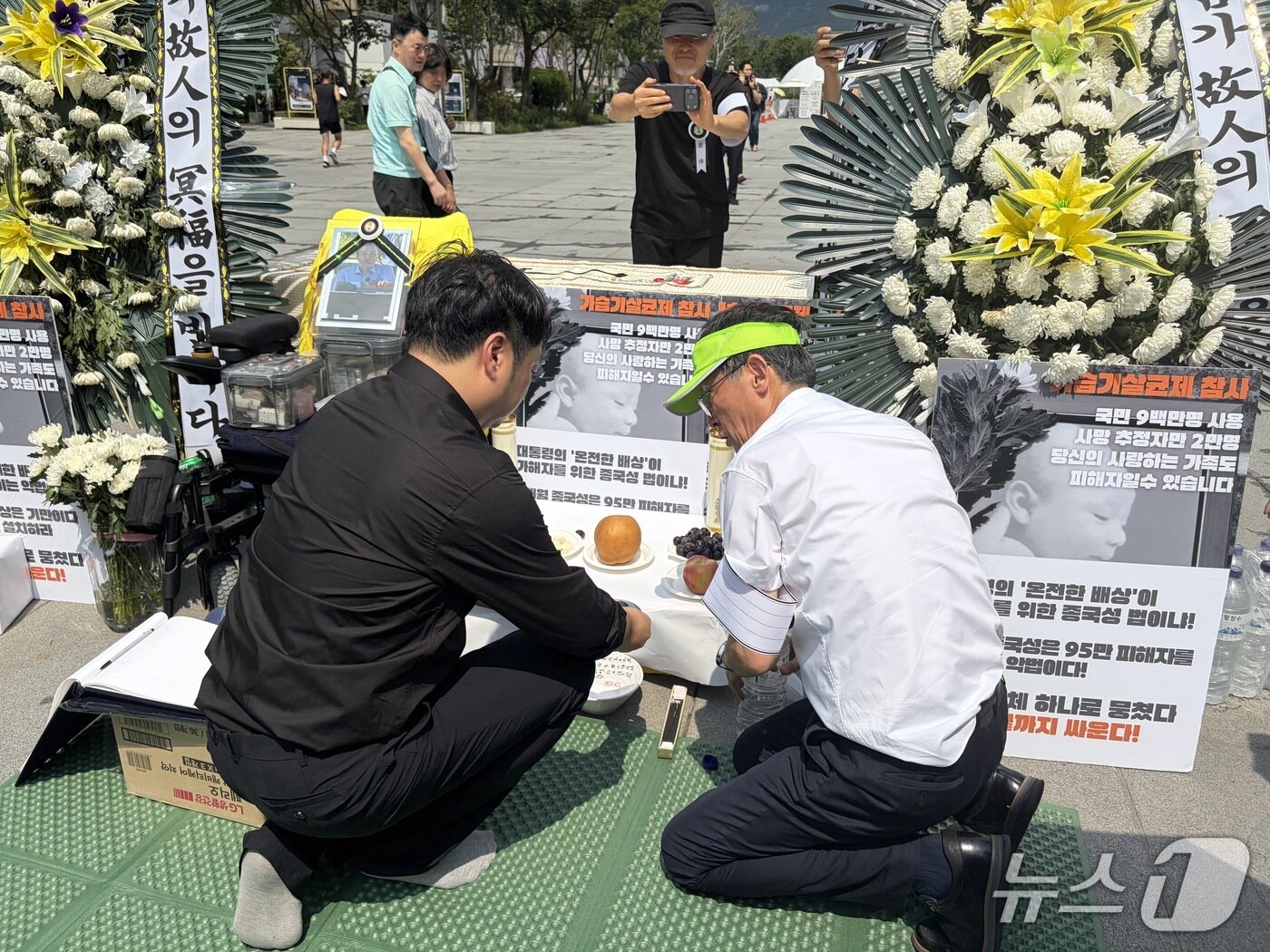 본문 이미지 - 전국가습기살균제참사피해자연대가 18일 서울 종로구 광화문광장에서 기자회견을 열고 있다. 2026.8.18 ⓒ 뉴스1 안소연 수습기자