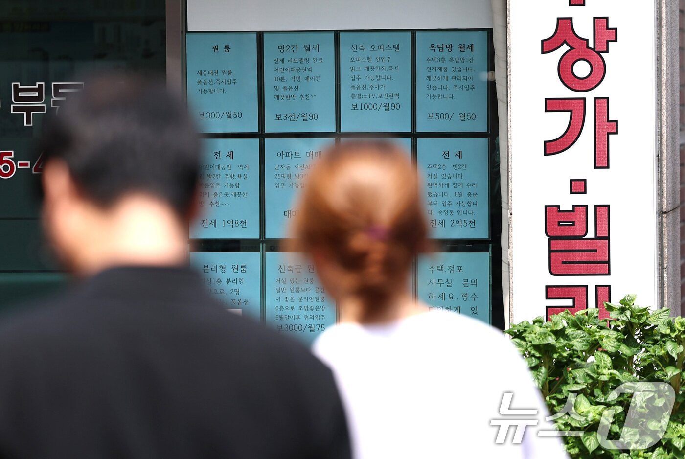 본문 이미지 - 18일 서울 광진구의 한 원룸촌 부동산 중개업소에 원룸 등 매물 시세가 게시돼 있다. 최근 서울 월세가 가파르게 오르면서 주거비 부담이 커지자 대학생들이 원룸이나 오피스텔 대신 고시텔로 눈을 돌리고 있다. 한국부동산원이 집계한 지난 6월 서울 월세통합가격지수는 103.35로, 집계를 시작한 2015년 이후 가장 높은 수준을 기록했다. 부동산 정보 플랫폼 다방이 올해 초 서울 주요 10개 대학 인근 전용면적 33㎡ 이하 원룸을 분석한 결과, 보증금 1000만원 기준 평균 월세는 62만2000원, 관리비는 8만2000원으로 집계됐다. 지난해 같은 기간보다 월세는 2.0%, 관리비는 5.1% 올랐다. 2026.8.18 ⓒ 뉴스1 구윤성 기자