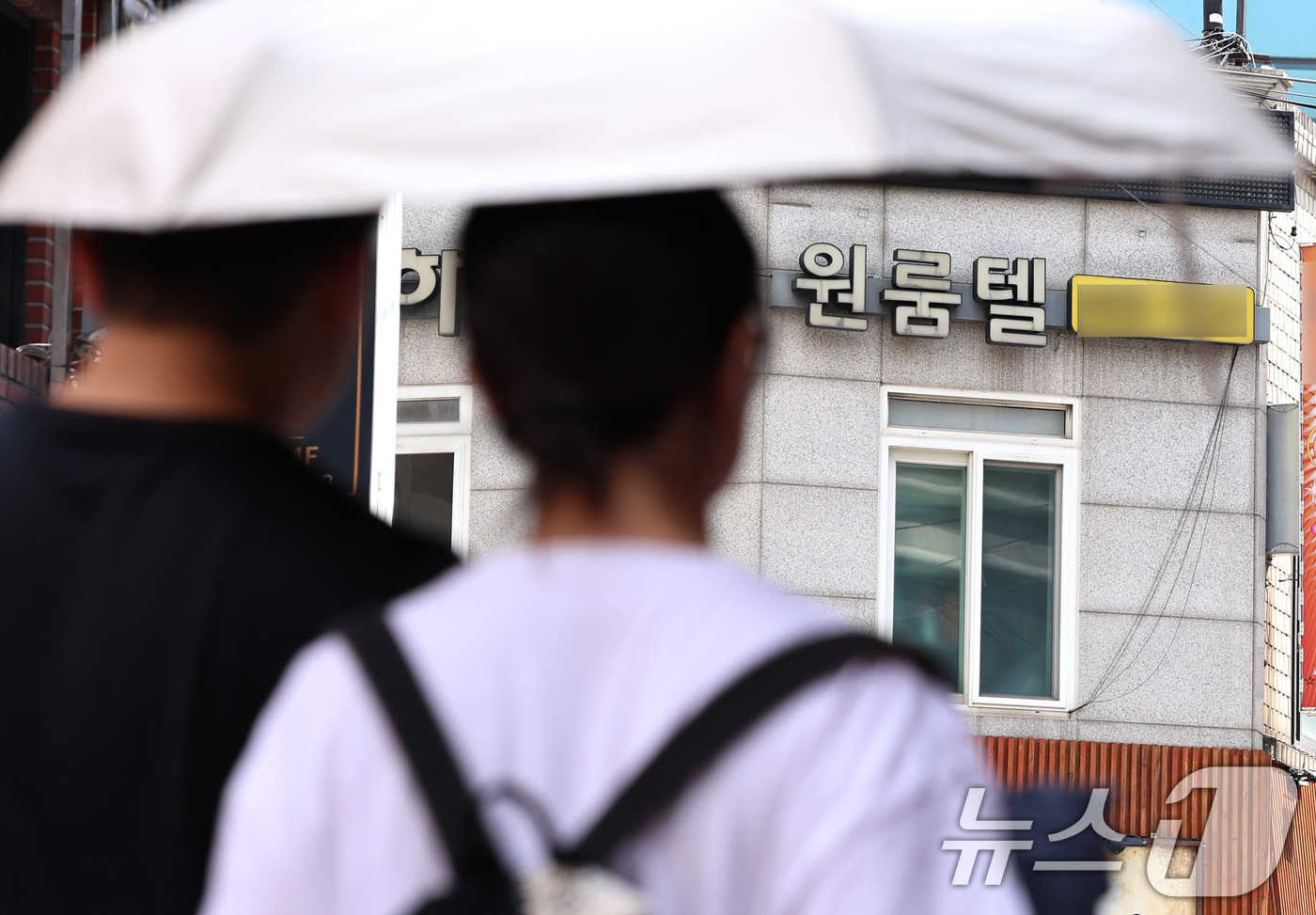(서울=뉴스1) 구윤성 기자 = 서울 월세가 가파르게 오르면서 주거비 부담이 커지자 대학생들이 원룸이나 오피스텔 대신 고시텔로 눈을 돌리고 있다.한국부동산원이 집계한 지난 6월 서 …