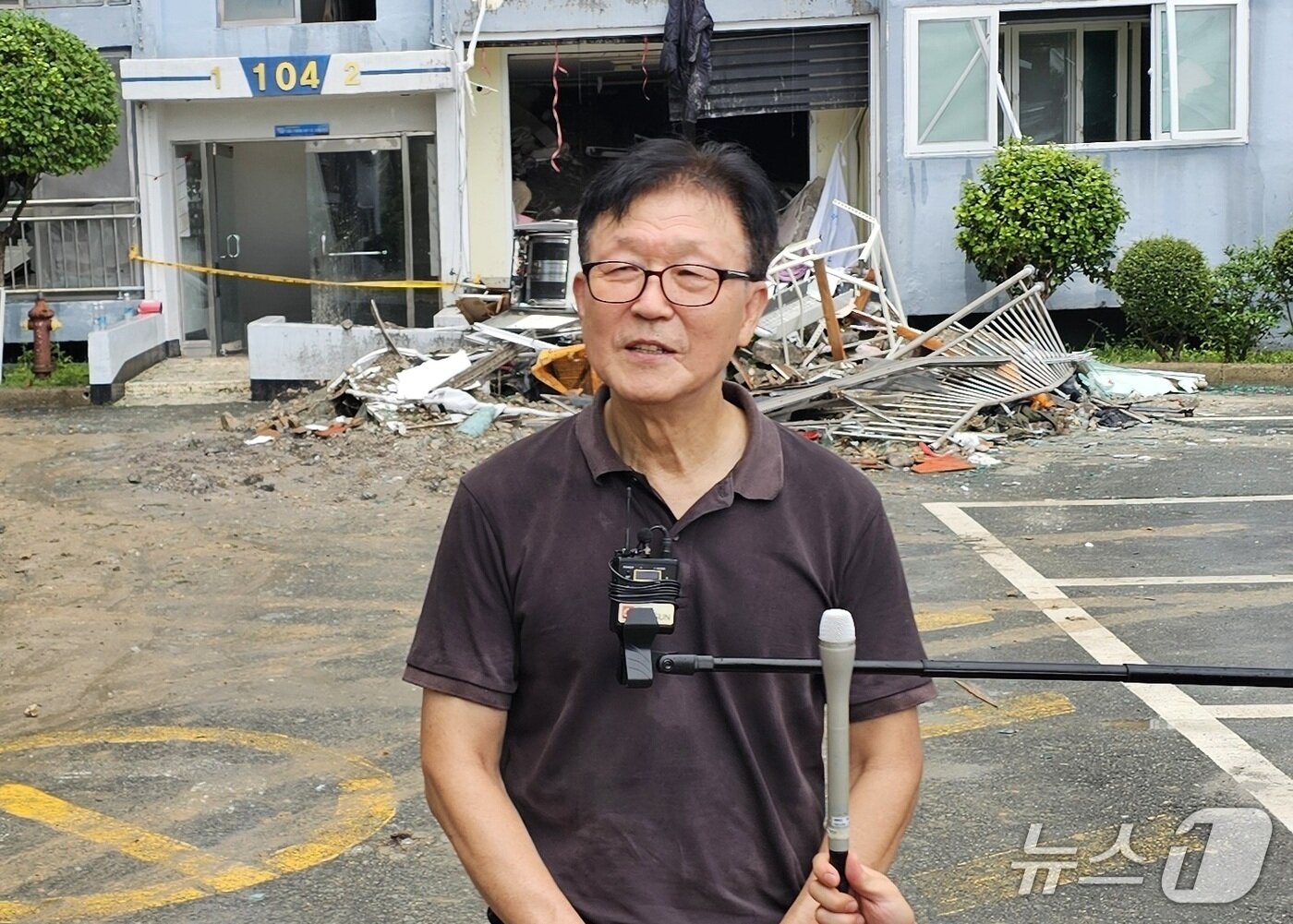 본문 이미지 - 김용하 우리이엔지건축사사무소 부사장이 18일 거제 아파트 산사태 현장에서 안전 점검 결과를 설명하고 있다. 2026.8.18/뉴스1 한송학기자