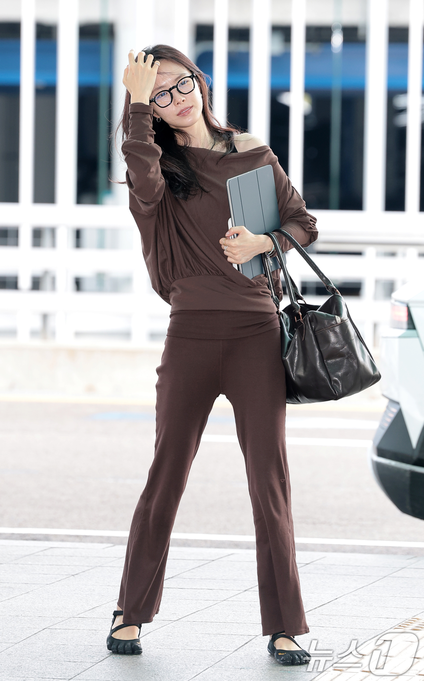 (인천공항=뉴스1) 권현진 기자 = 배우 손나은이 ‘김부장’ 포상휴가를 위해 18일 인천국제공항 2터미널을 통해 괌으로 출국하고 있다. 2026.8.18/뉴스1