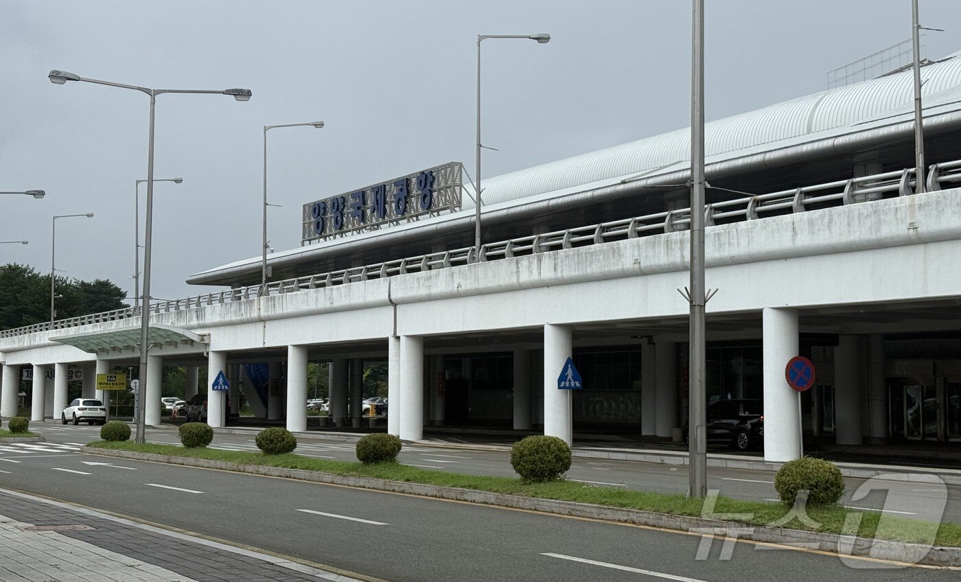 본문 이미지 - 휑한 분위기의 양양국제공항ⓒ 뉴스1 윤슬빈 관광전문기자