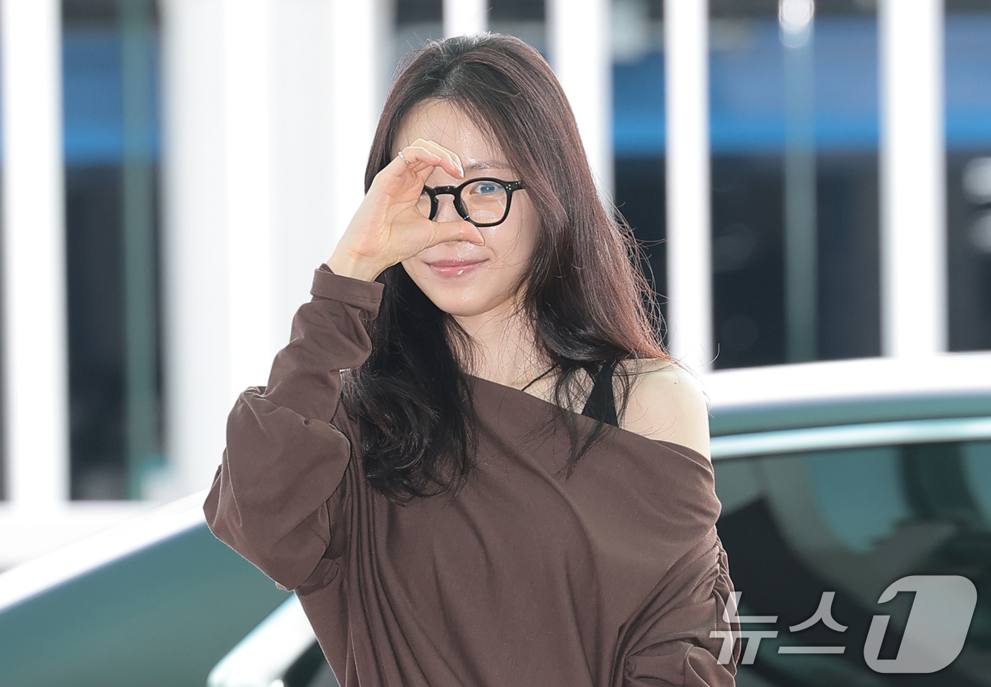 (인천공항=뉴스1) 권현진 기자 = 배우 손나은이 ‘김부장’ 포상휴가를 위해 18일 인천국제공항 2터미널을 통해 괌으로 출국하고 있다. 2026.8.18/뉴스1
