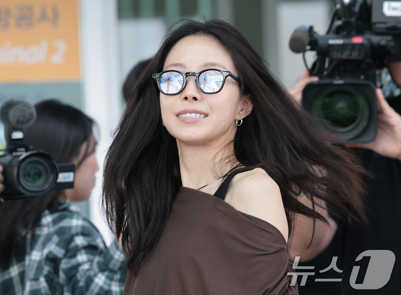 (인천공항=뉴스1) 권현진 기자 = 배우 손나은이 ‘김부장’ 포상휴가를 위해 18일 인천국제공항 2터미널을 통해 괌으로 출국하고 있다. 2026.8.18/뉴스1