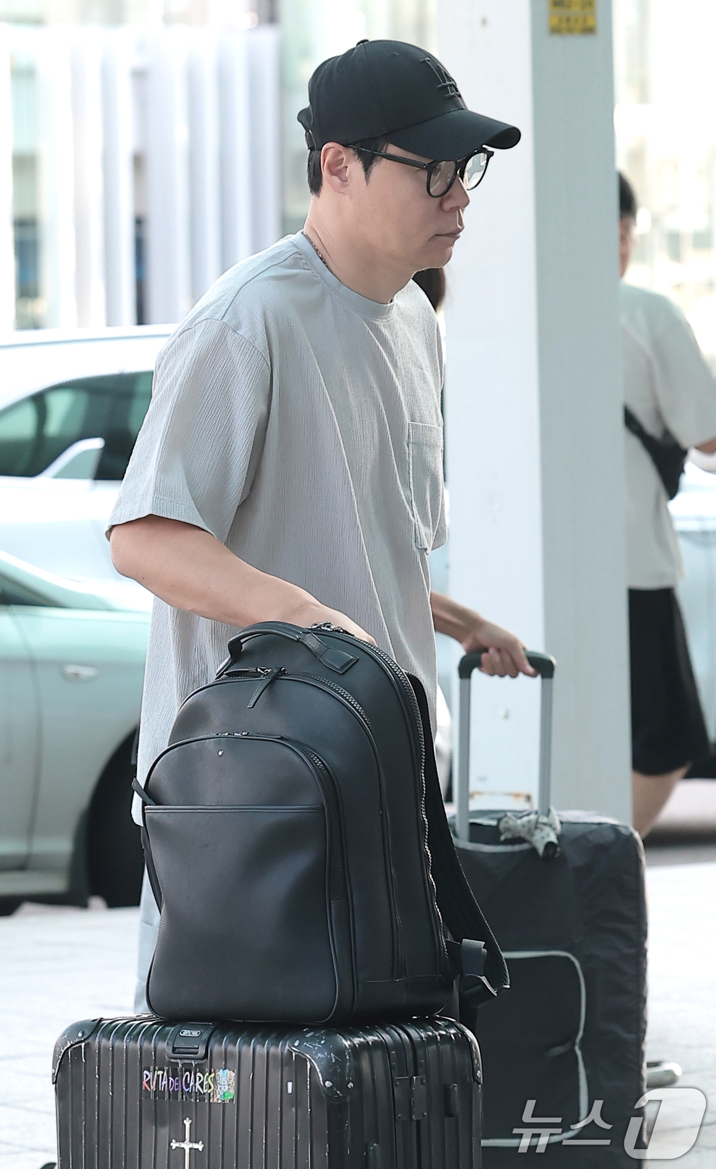 (인천공항=뉴스1) 권현진 기자 = 최현석 셰프가 해외일정을 위해 18일 인천국제공항 2터미널을 통해 출국하고 있다. 2026.8.18/뉴스1