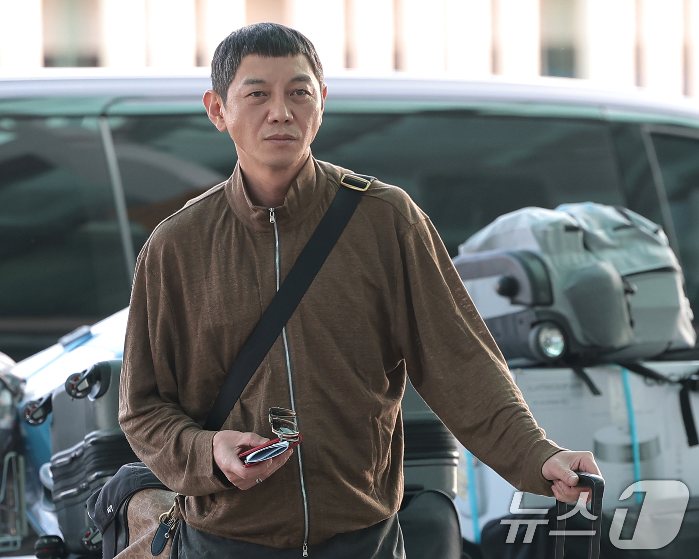 (인천공항=뉴스1) 권현진 기자 = 배우 원현준이 ‘김부장’ 포상휴가를 위해 18일 인천국제공항 2터미널을 통해 괌으로 출국하고 있다. 2026.8.18/뉴스1