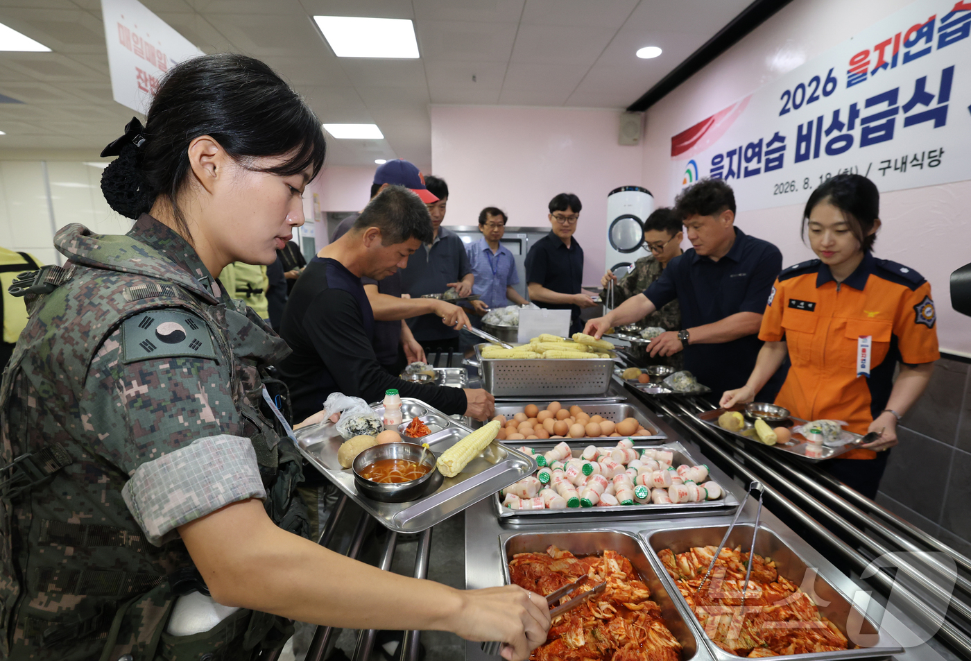 (대전=뉴스1) 김기태 기자 = 을지연습이 시작된 18일 대전 대덕구청 직원 식당에서 직원들이 비상급식을 배식받고 있다. 2026.8.18/뉴스1