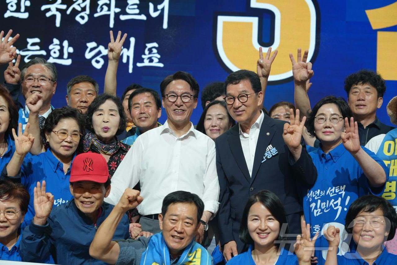 본문 이미지 - 신정훈 더불어민주당 의원(나주·화순)이 8월 3일 김대중컨벤션센터에서 김민석 당대표 후보를 지지하고 있다.(신정훈 SNS. 재배포 및 DB 금지)