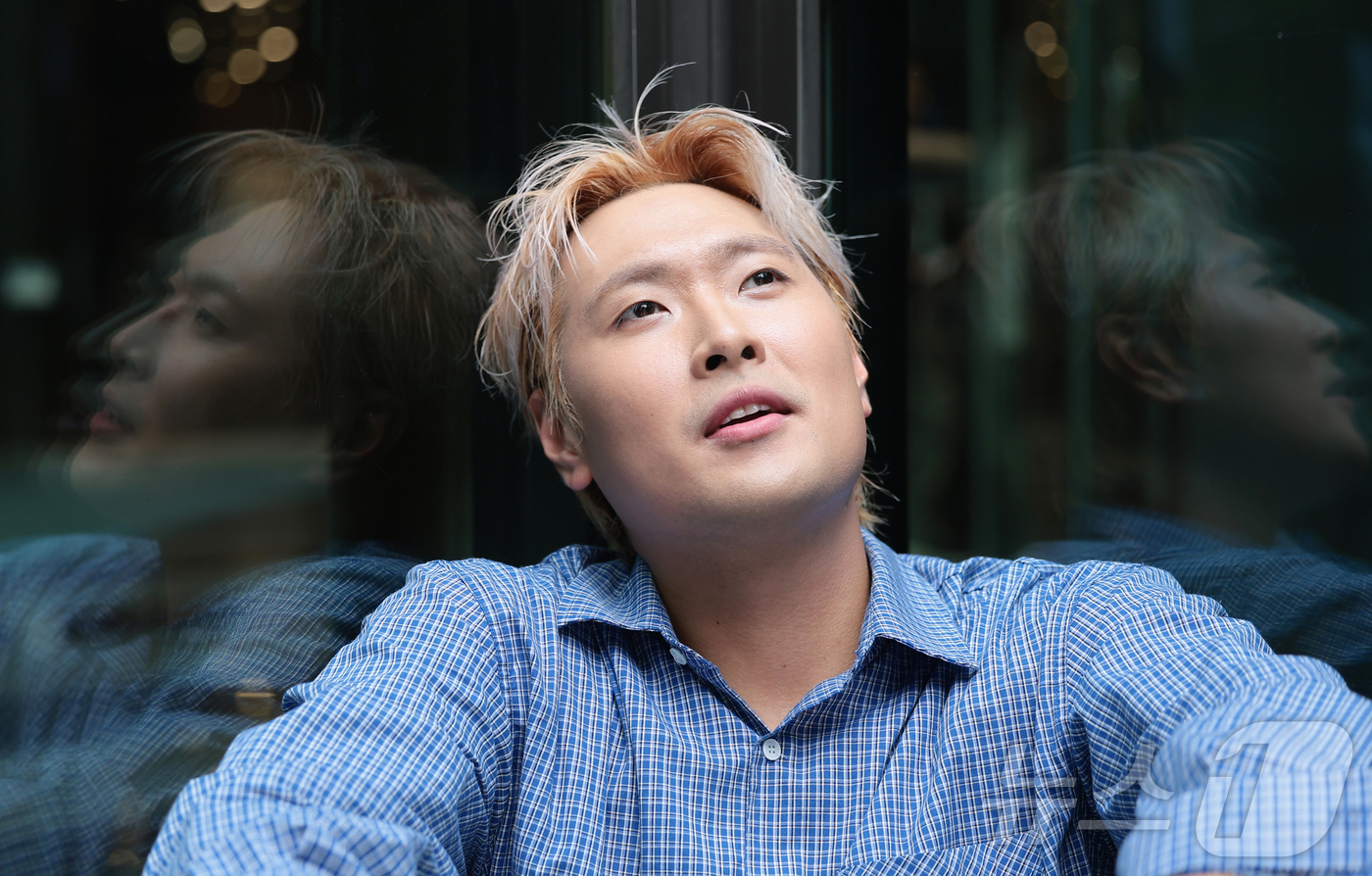 (서울=뉴스1) 권현진 기자 = 코미디언 유영우가 서울 종로구 뉴스1 본사에서 열린 인터뷰에 앞서 포즈를 취하고 있다.2019년 KBS 특채 개그맨으로 데뷔한 유영우는 ‘개그콘서트 …