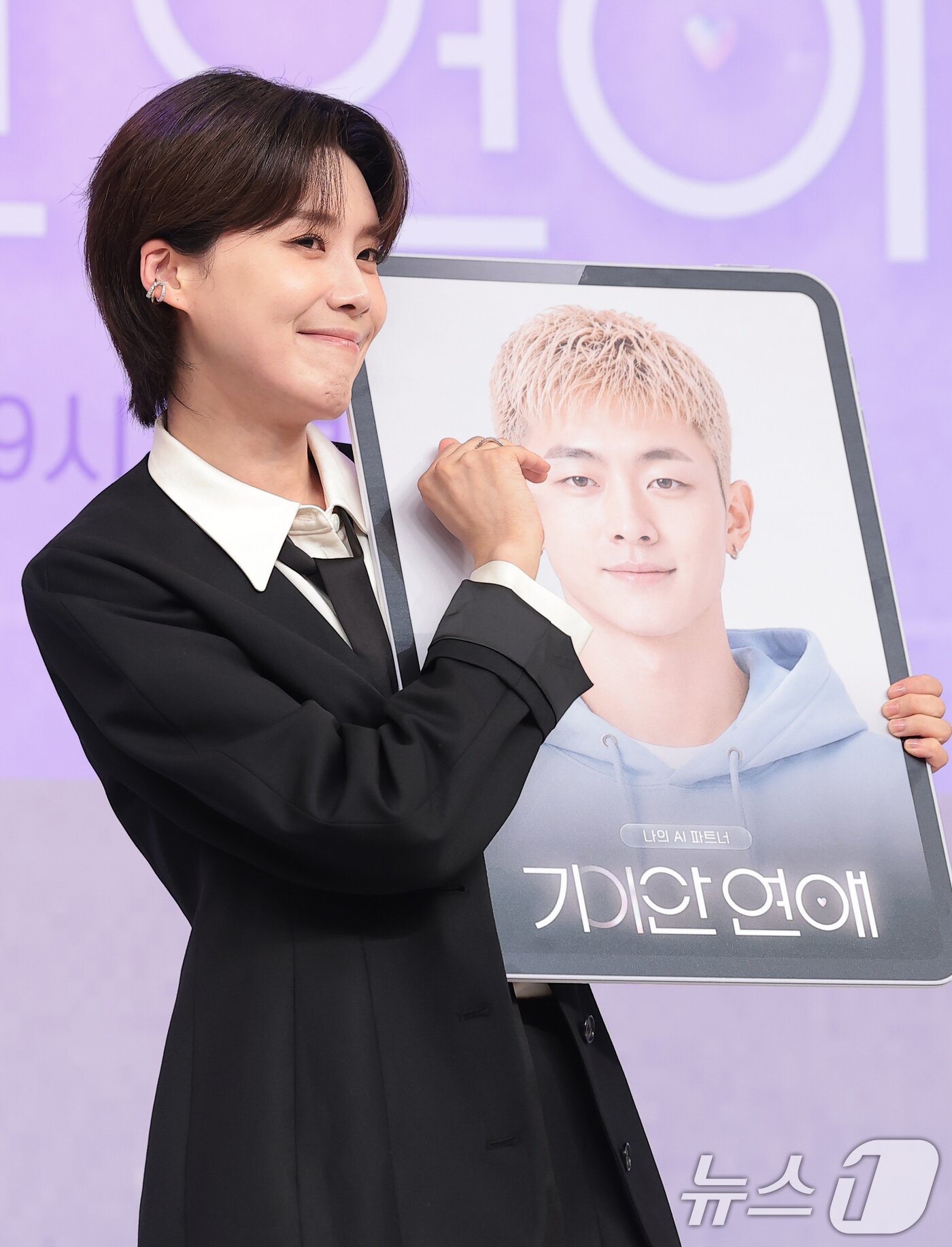 본문 이미지 - 방송인 장도연이 18일 서울 양천구 SBS목동에서 열린 SBS 국내 최초 AI 연애 서바이벌 '나의 AI 파트너-기이안 연애‘ 제작발표회에 참석해 포즈를 취하고 있다. 2026.8.18 ⓒ 뉴스1 권현진 기자