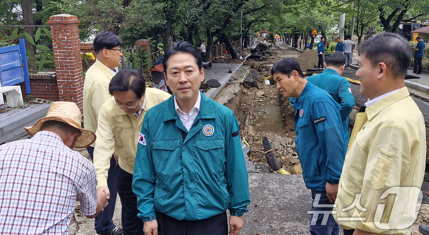 (통영=뉴스1) 윤일지 기자 = 장동혁 국민의힘 대표가 18일 극한 호우로 피해를 입은 경남 통영시 봉평동 용화사 인근 한 도로를 점검하고 있다.   2026.8.18/뉴스1