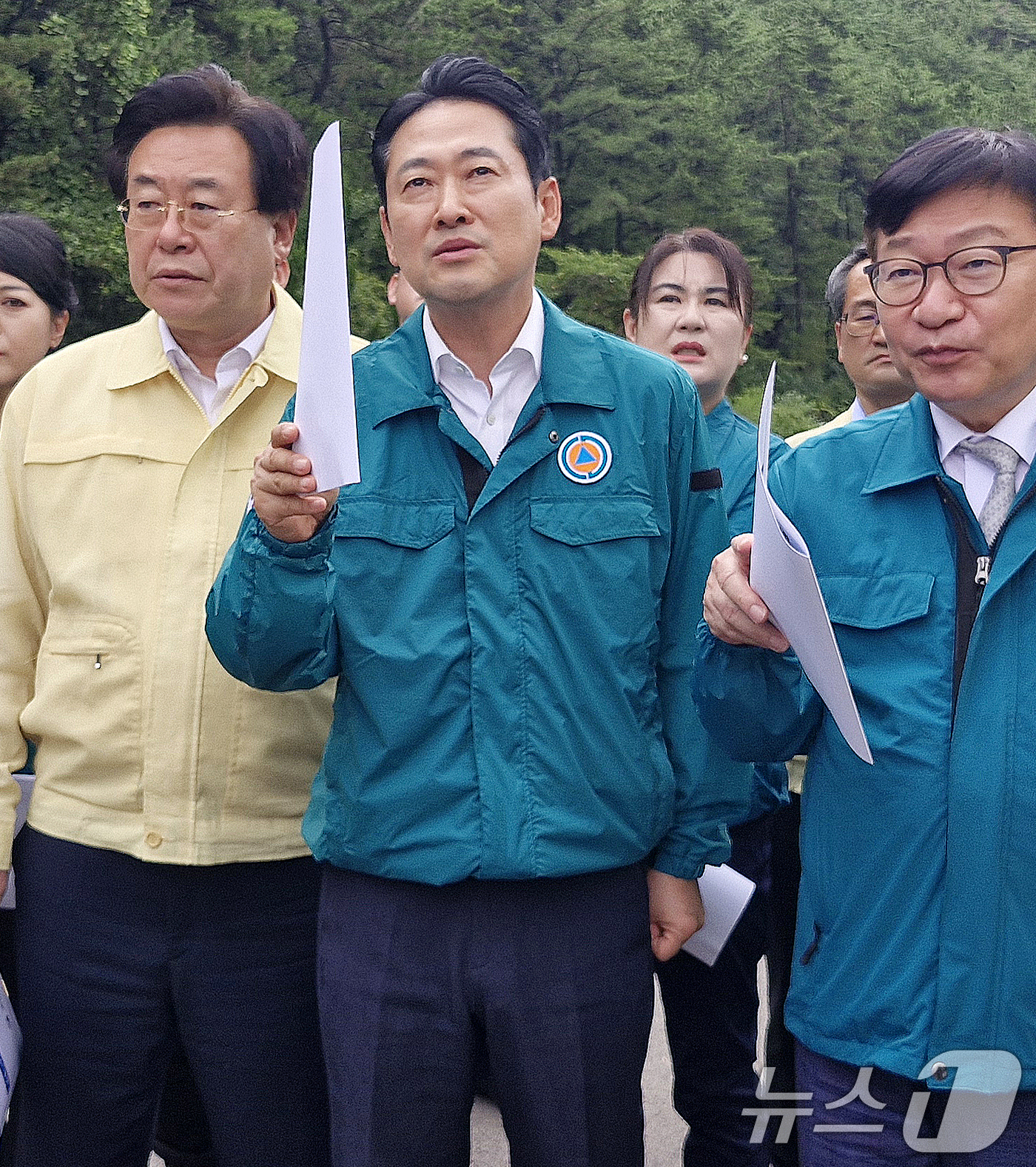 (통영=뉴스1) 윤일지 기자 = 장동혁 국민의힘 대표가 18일 극한 호우로 피해를 입은 경남 통영시 산양읍 영운리의 한 도로를 점검하고 있다.  2026.8.18/뉴스1