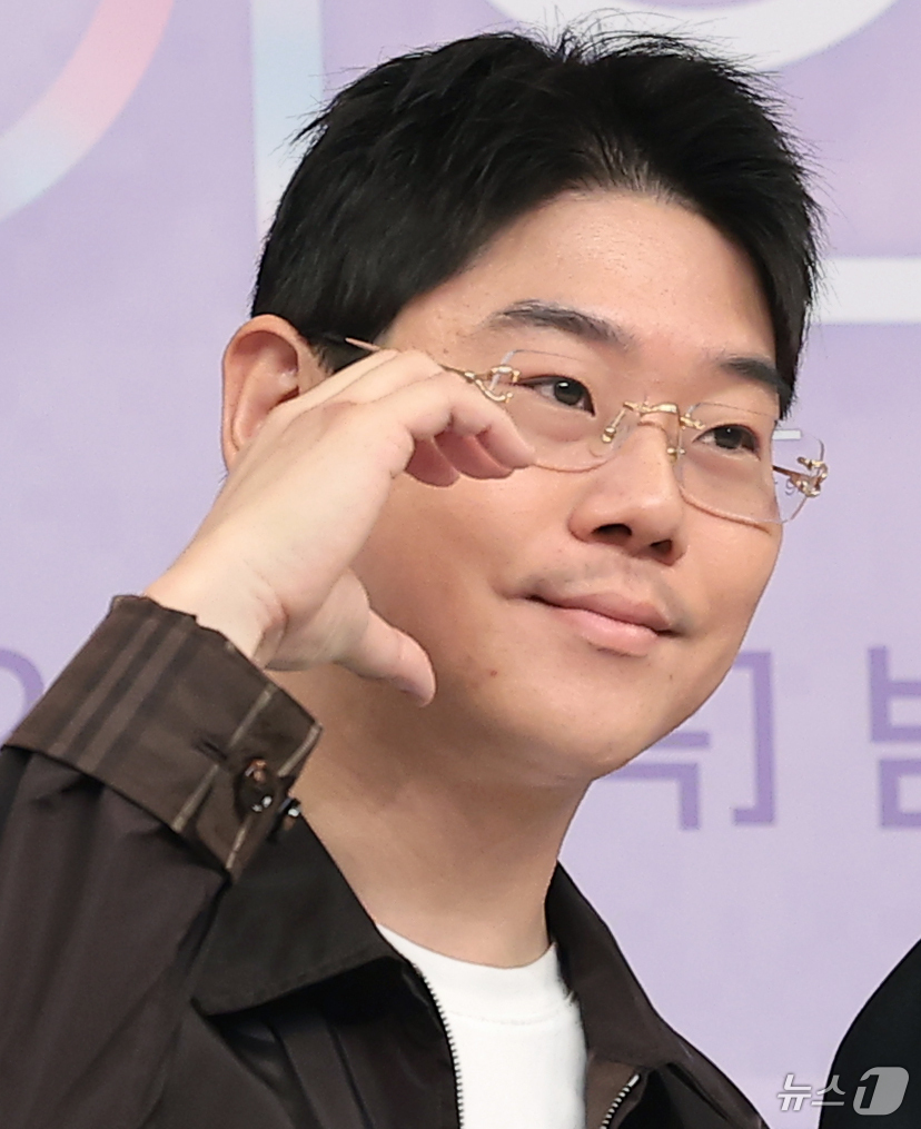 (서울=뉴스1) 권현진 기자 = 원승재 PD가 18일 서울 양천구 SBS목동에서 열린 SBS 국내 최초 AI 연애 서바이벌 '나의 AI 파트너-기이안 연애‘ 제작발표회에 참석해 포 …