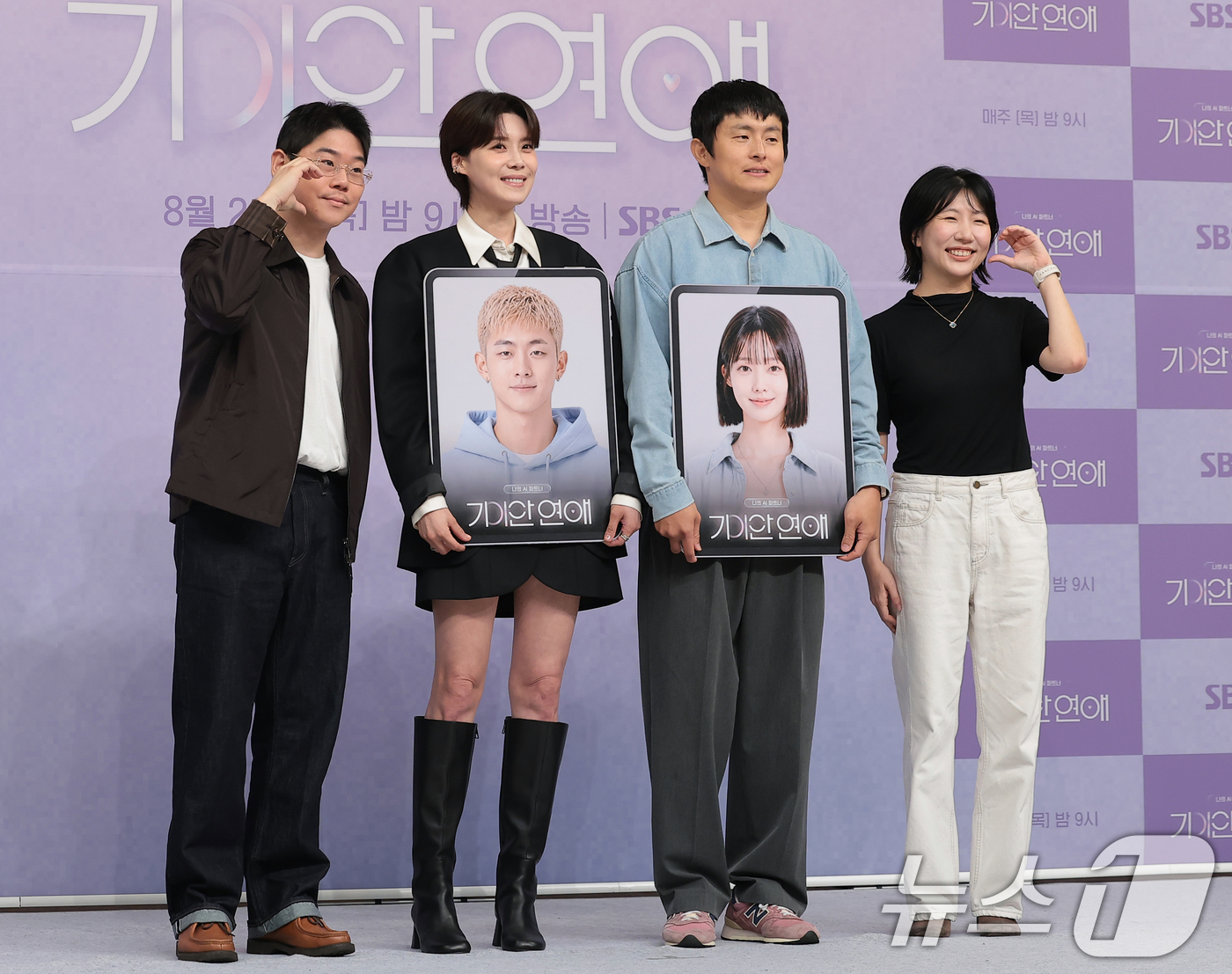 (서울=뉴스1) 권현진 기자 = 원승재 PD(왼쪽부터)와 방송인 장도연, 기안84, 손정민 PD가 18일 서울 양천구 SBS목동에서 열린 SBS 국내 최초 AI 연애 서바이벌 '나 …