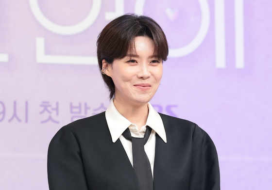 장도연, 수줍은 미소