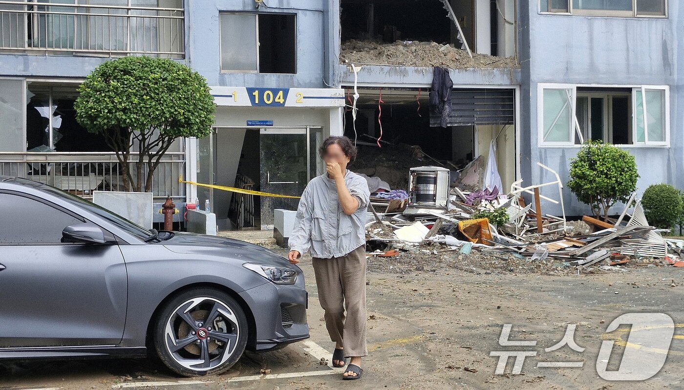 본문 이미지 - 18일 극한 호우로 발생한 산사태 피해를 입은 경남 거제시 옥포동의 한 아파트에서 주민이 피해 현장을 본 뒤 눈물을 흘리고 있다. 2026.8.18 ⓒ 뉴스1 윤일지 기자