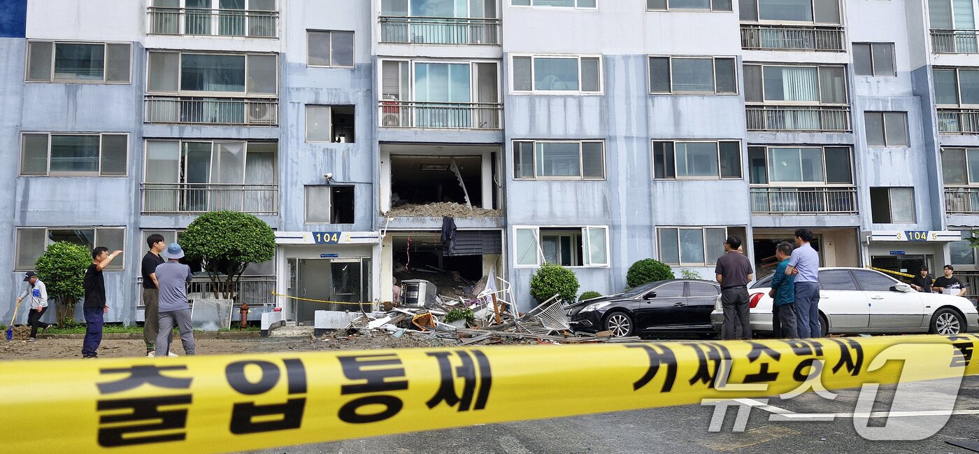 본문 이미지 - 18일 극한 호우로 발생한 산사태 피해를 입은 경남 거제시 옥포동의 한 아파트에서 관계자들이 긴급 안전 점검을 하고 있다. 2026.8.18 ⓒ 뉴스1 윤일지 기자