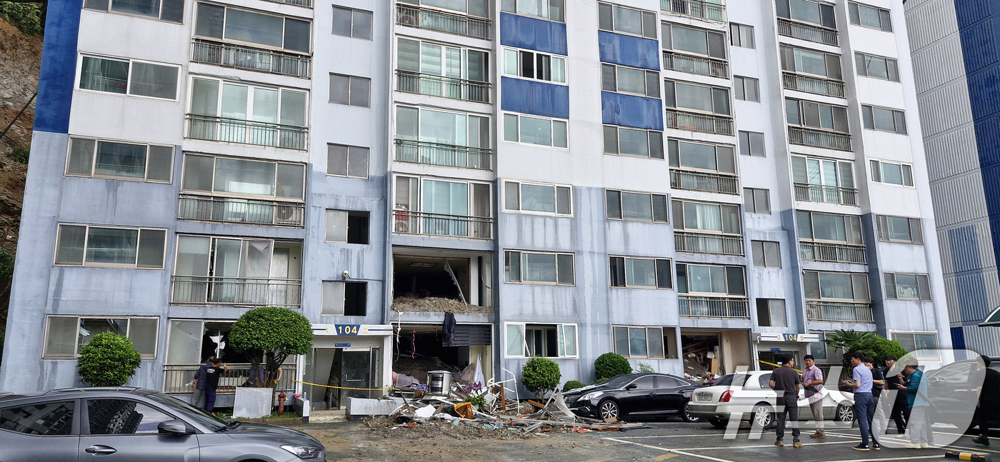 (거제=뉴스1) 윤일지 기자 = 18일 극한 호우로 발생한 산사태 피해를 입은 경남 거제시 옥포동의 한 아파트에서 관계자들이 긴급 안전 점검을 하고 있다.  2026.8.18/뉴스 …