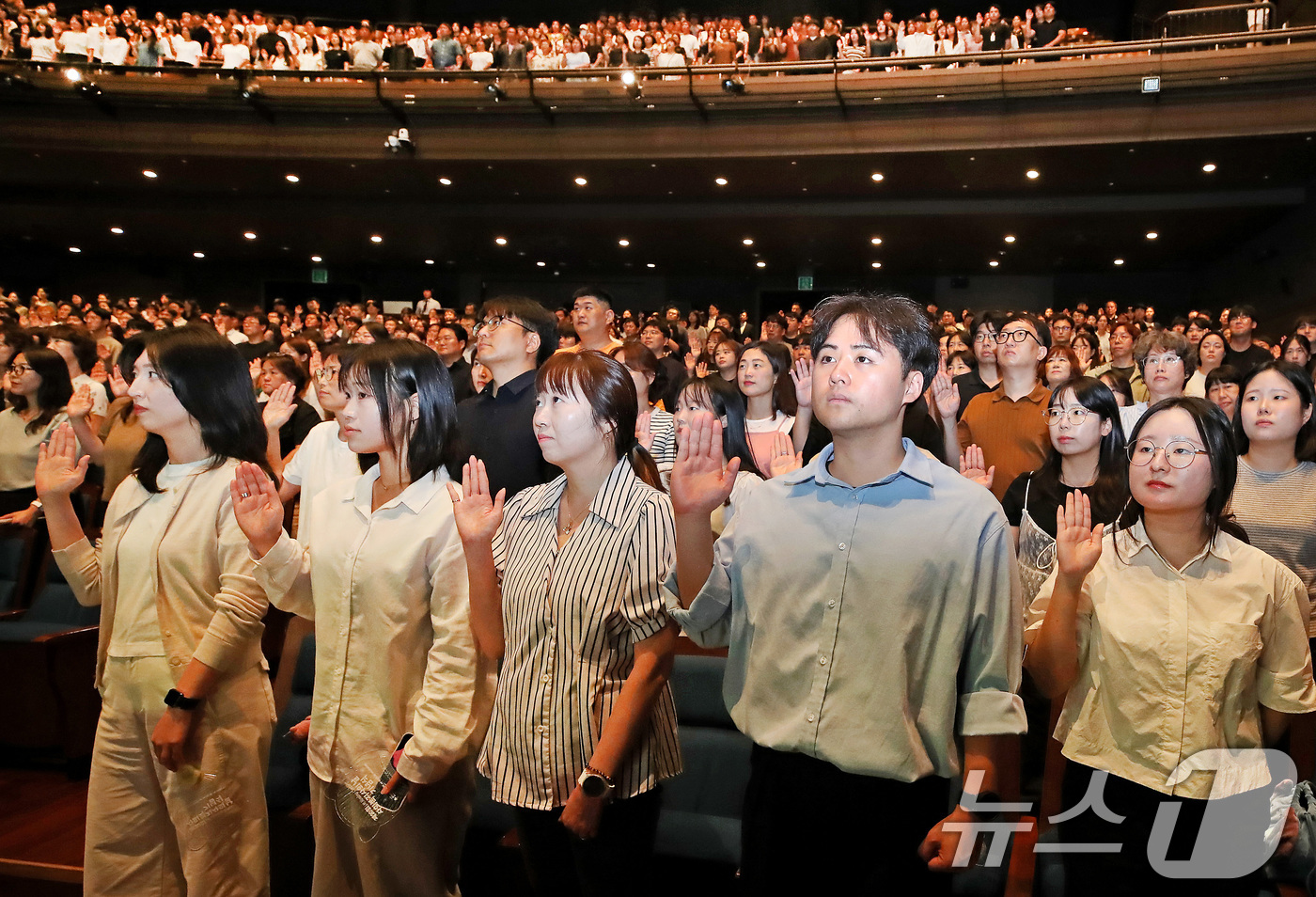 (대구=뉴스1) 공정식 기자 = 18일 오후 대구 동구 아양아트센터에서 열린 '제20회 사회복지사의 날 기념식'에 참석한 대구·경북 사회복지사들이 사회복지사 선서를 하고 있다. 2 …