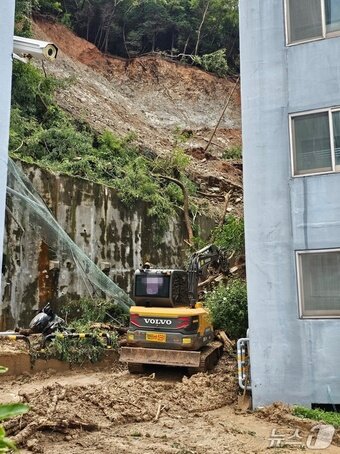 본문 이미지 - 거제 산사태로 피해를 입은 아파트의 복구 작업이 18일부터 진행되고 있다. 2026.8.18/뉴스1 한송학기자