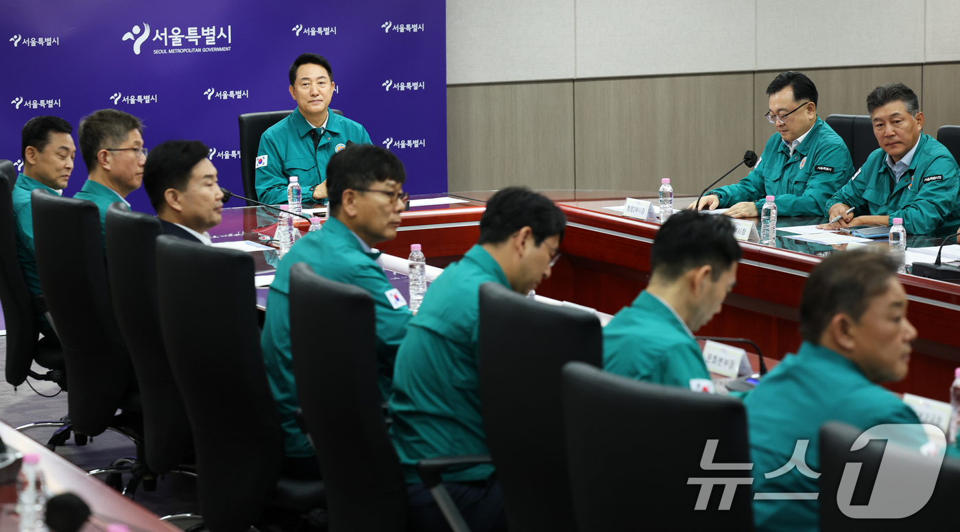 (서울=뉴스1) 오대일 기자 = 오세훈 서울시장이 18일 오후 서울 중구 서울시청 충무기밀실에서 열린 2026 을지연습 상황보고 및 전시 현안 과제 토의에 참석해 자리하고 있다. …