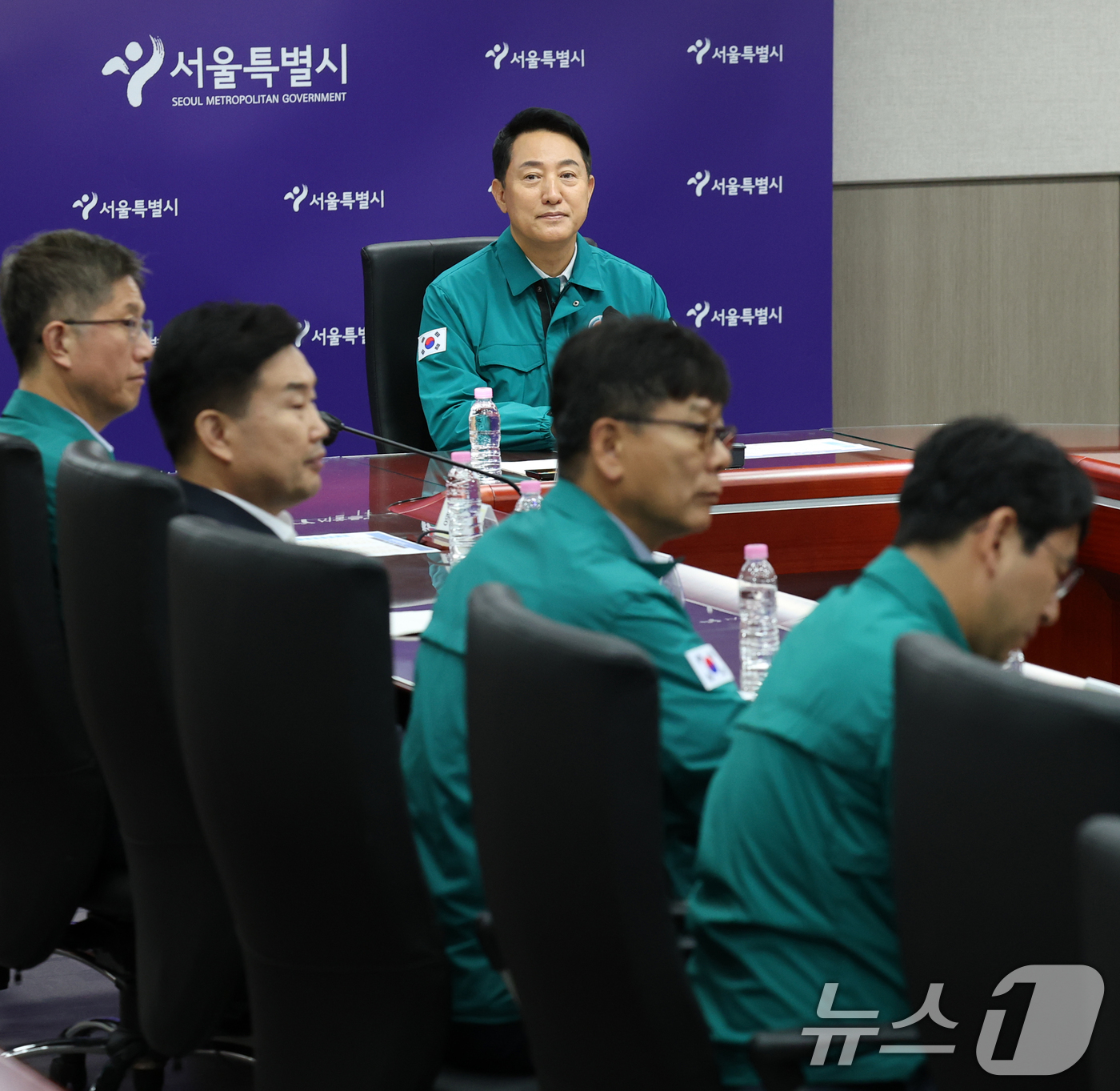 (서울=뉴스1) 오대일 기자 = 오세훈 서울시장이 18일 오후 서울 중구 서울시청 충무기밀실에서 열린 2026 을지연습 상황보고 및 전시 현안 과제 토의에 참석해 자리하고 있다. …