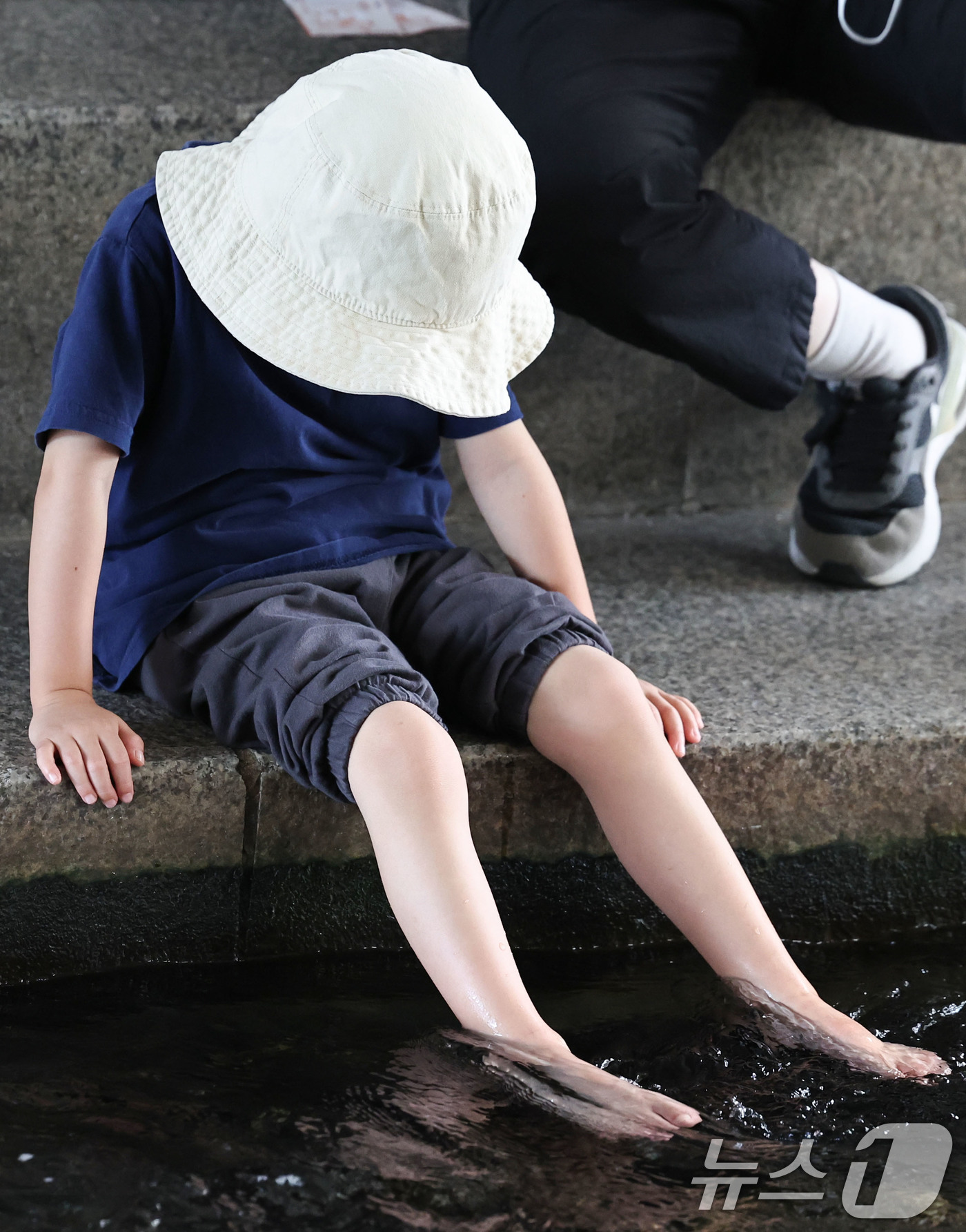 (서울=뉴스1) 이종수 기자 = 서울 일부 지역에 폭염주의보가 다시 발효된 18일 서울 청계천에서 한 어린이가 휴식을 취하고 있다. 이날 서울의 낮 최고기온은 32도까지 오르고 높 …