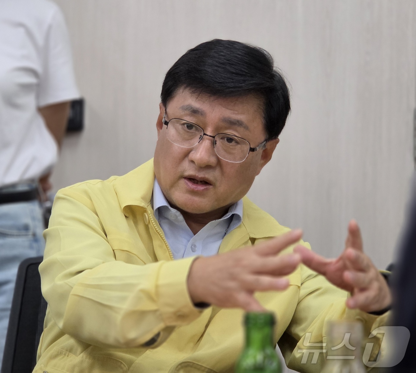 (서울=뉴스1) 황덕현 기후환경전문기자 = 18일 김성환 기후에너지환경부 장관이 정부세종청사에서 열린 기자간담회에서 현안에 대해 발언하고 있다. 2026.8.18/뉴스1