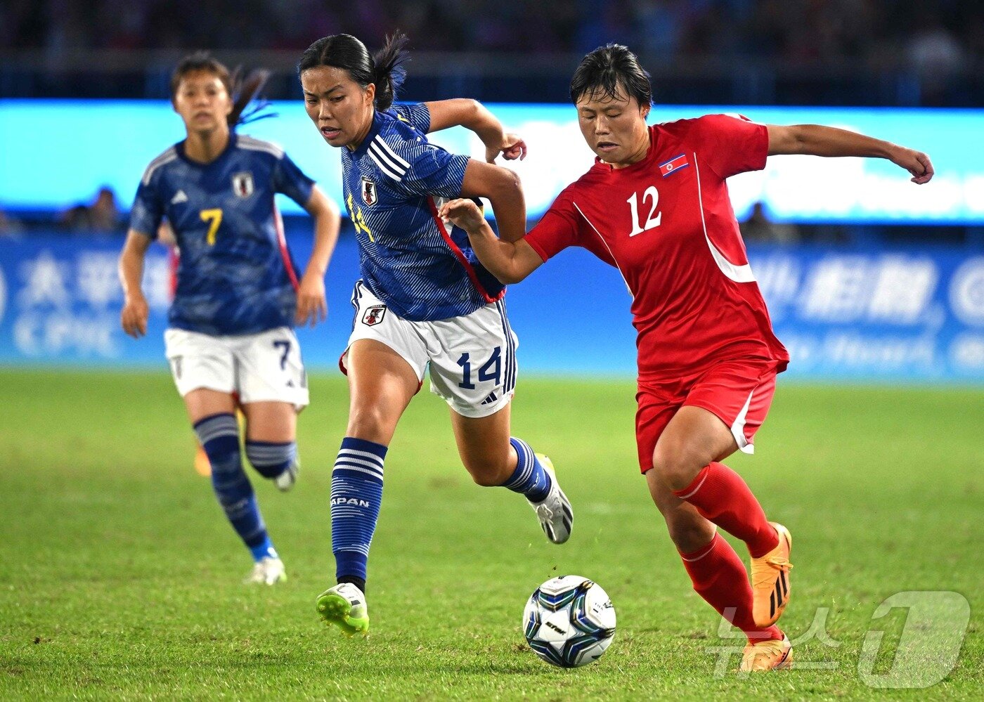본문 이미지 - 북한은 2023년 항저우 아시안게임 여자축구 결승전에서 일본에 1-4로 패해 은메달을 땄다. ⓒ AFP=뉴스1
