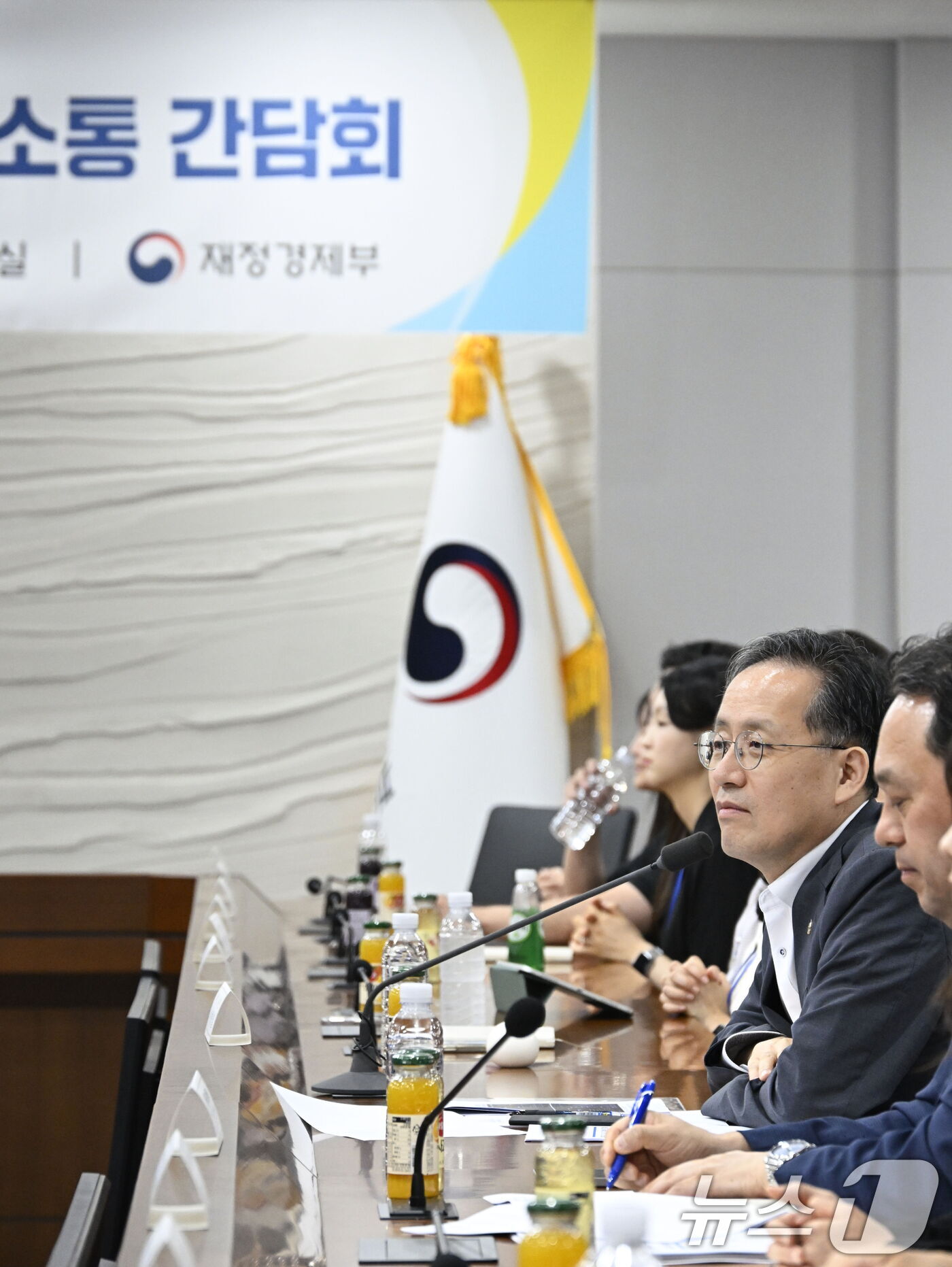 (서울=뉴스1) = 이형일 재정경제부 차관이 18일 정부세종청사에서 '재경부 청년인턴 소통 간담회'를 하고 있다. (재정경제부 제공. 재판매 및 DB금지) 2026.8.18/뉴스1 …