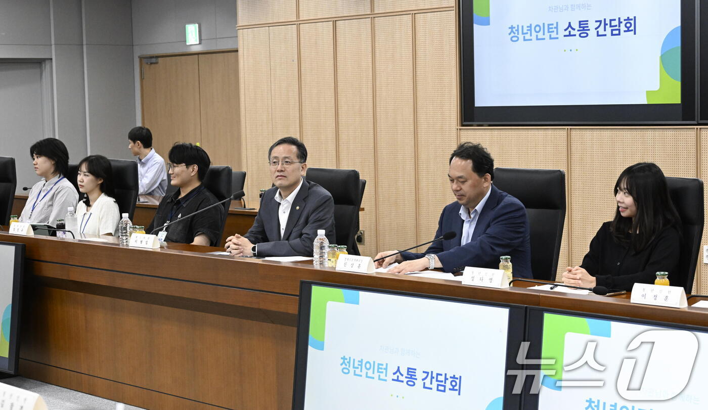 (서울=뉴스1) = 이형일 재정경제부 차관이 18일 정부세종청사에서 '재경부 청년인턴 소통 간담회'를 하고 있다. (재정경제부 제공. 재판매 및 DB금지) 2026.8.18/뉴스1 …